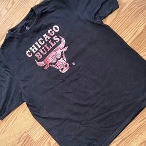 Adidas Chicago Bulls Graphic Tee – Black – Size L